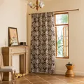 Detalle de cortina con estampado de palma vintage y borlas marfil en tela texturizada - Bolsillo para varilla / 150x45cm / Jacquard Hojas de Otoño