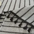 Gros plan sur la nappe en lin de style japonais avec pompons noirs et motif rayé - 60*60cm / Rayé Noir avec Glands