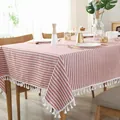 Gedetailleerde textuur van rood gestreept linnen tafelkleed met witte decoratieve kwastjes - 140*250cm / Kwastjes Stijl / Rood