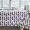 Primer plano de mantel de algodón y lino con motivos de peces azules sobre mesa de madera - 140*250cm / Patrón de Pez Azul