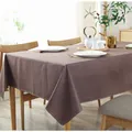 Dettaglio della trama della tovaglia in lino impermeabile in tessuto marrone-viola scuro - caffè