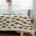 Détail de nappe en lin avec motifs de pins verts et bordures en dentelle creuse - Sapin de Noël Avec Bord en Dentelle