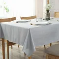 Dettaglio tovaglia grigio chiaro in lino con bordi rifiniti e caduta del tessuto fluida - 90*90cm / Grigio chiaro