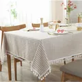 Detail van lichtbruin Japans gestreept linnen tafelkleed met witte franjes - 140*250cm / Beige Gestreept met Kwastjes