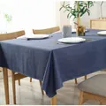 Dettaglio tovaglia in lino blu scuro impermeabile con bordi cuciti a vista - 90*90cm / Blu navy