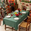 Detailopname van het donkergroene katoenen linnen tafelkleed in een feestelijke kerstsetting - Donkergroen