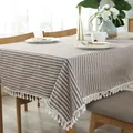Detail van koffie en wit gestreept linnen tafelkleed met witte decoratieve kwastjes - 140*250cm / Koffie Gestreept met Kwastjes