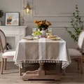 Tovaglia rettangolare in lino con patchwork grigio, strisce di pizzo e nappe bianche - 140*140cm / Caffè a 2 strisce con nappe (Pressato al rovescio)