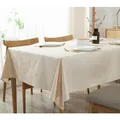 Dettaglio della tovaglia in lino beige su tavolo in legno con stile nordico moderno - 90*90cm / Beige