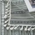 Detalle del mantel tejido bohemio con borlas blancas y patrones étnicos negros - Estilo Rectangular Extra Grande / Estilo Rayas Verde Grisáceo