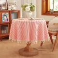 Detalle del mantel de algodón y lino a rayas rosas con flecos decorativos color crema - Diámetro 100CM / Rayado Naranja Teñido en Hilo Con Borla