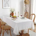 Nappe blanche rectangulaire en lin avec pompons sur une table en bois au style nordique - 140*250cm / Blanc Froissé avec Franges