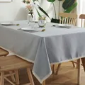 Grijs rechthoekig tafelkleed met witte kantranden op een houten tafel in huis - 140x250 / Grijs