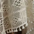 Beige gehaakte tafelloper met geometrisch opengewerkt patroon en decoratieve kwastjes - 140*250cm / Verschoven Raster Opengewerkt (Met Kwastjes)