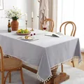 Gros plan détaillé de la nappe en lin gris clair avec d'élégantes franges à glands - 140*250cm / Gris Froissé avec Franges