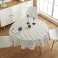 Detalle del mantel a cuadros blancos y negros con bordes drapeados y diseño moderno - Cuadros Blancos / Diámetro 150CM