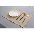 Japans linnen placemat met keramisch bord en zwartgouden bestekset voor diner - Gelaagde Stijl / Standaard Maat / Aardgeel