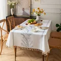 Dettaglio di una tovaglia in lino bianco con motivi di foglie blu e bordi con nappe - 140*160cm / Spighe di Grano Blu-Grigio con Nappine