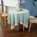 Detail der hellgrünen runden Tischdecke mit beigefarbenen Rüschenkanten und Stoffstruktur - 100x100cm / Hellgrün & Beige Rüsche