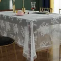 Elegant wit kanten tafelkleed met vintage bloemenpatronen op een donkere houten tafel - 100x150cm / Wit