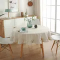Detailansicht der beigen Leinen-Rundtischdecke mit elegantem Rüschenrand und Faltenwurf - 100x100cm / Naturrüsche