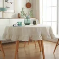 Détail d'une nappe ronde en lin beige avec de larges bords à volants et texture naturelle - 120CM Rond / Beige avec Volants