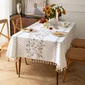 Dettaglio del ricamo a vite e nappe su una tovaglia rettangolare in lino beige - 140*160cm / Piccole Foglie di Caffè con Nappine