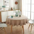Detailansicht der beigen runden Tischdecke mit elegantem Rüschenrand und Leinenstruktur - 100x100cm / Beige Rüsche