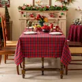 Detail van rood en blauw geruit kersttafelkleed met hoogwaardige stofstructuur - Rood Geruit met Blauwe Lijn