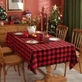 Gedetailleerd overzicht van het klassieke rood-zwarte buffalo plaid kersttafelkleed - Rood en Zwart Geblokt