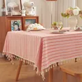 Roze gestreept rechthoekig tafelkleed met kwastjes in een gezellige Scandinavische setting - 60*60cm / Kwastjes Stijl / Oranje