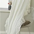 Gros plan de rideaux en coton blanc à volants sur fond de mur vert de style moderne - Rideau À Crochets En Forme De Fleur De Lotus Blanche / 150L*220H CM