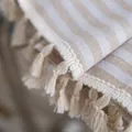 Vue macro du tissu rayé en coton et lin avec bordures à pompons et texture tissée - 60*60cm / Rayé Beige (Bord à Glands)