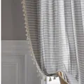 Détail du rideau en lin à rayures grises avec de délicates franges à pompons crème - À crochet / 150cmx220cm / Gris