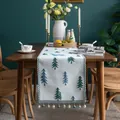 Detalle de camino de mesa navideño con bordado de bosque y elegantes borlas azules - 35*240cm / Jacquard Ciervo