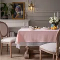 Lichtroze tafelkleed met witte kant in een klassiek Frans vintage eetkamerinterieur - 140*260cm / Roze