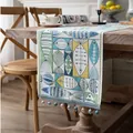 Chemin de table motif poisson bleu et jaune avec glands perlés sur bois - Poisson Bleu