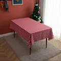 Detail van het rood-wit geblokte tafelkleed in een feestelijke kerst-eetkamerzetting - 140*250cm / Rood Wit Geruit
