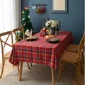 Detailopname van rood geruit kersttafelkleed op een feestelijk gedekte eettafel - 140*250cm / Kerstrood Ruit