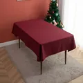 Detail van een rood-zwart geblokt tafelkleed op houten tafel in feestelijke kamer - Marineblauw Rood Geruit
