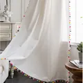 Cortina blanca minimalista nórdica con flecos de pompones coloridos para hogar luminoso - Estilo de Gancho de Pompones Blancos / 150x270cm