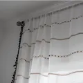 Cortina de cocina blanca semitransparente con puntos bordados coloridos y borlas de pompones - Ancho 140cm x Alto 160cm / Blanco - Bolsillo para barra