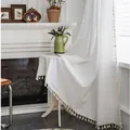 Dettaglio tenda in lino bianco con eleganti nappe color crema lungo il bordo - 140x220cm / Bianco / Stile Gancio