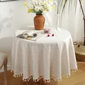 Nappe ronde en lin beige avec motifs de marguerites et bordure à franges élégante - Marguerites Blanches + Pompons
