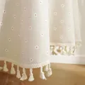 Detalle de mantel de algodón y lino beige con estampado de margaritas y flecos finos - Diámetro 90CM / Margarita Blanca Con Borla