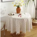 Nappe ronde nordique avec imprimé marguerites et élégantes franges sur table en bois - Coffee Floral with Tassels