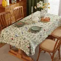 Dettaglio dei motivi jacquard con uccelli e fiori su tovaglia in stile vintage - Uccello Jacquard con Volant