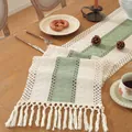 Detalle de camino de mesa tejido con encaje calado y flecos largos sobre madera - 30x40cm / Tira Verde Claro Central con Borlas Anudadas