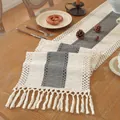 Detalle de camino de mesa bohemio tejido con borlas anudadas a mano y calados finos - 30x40cm / Tira Gris Central con Borlas Anudadas de 10 cm