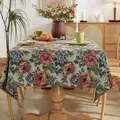 Gedetailleerd macro-overzicht van de zware jacquardtextuur en bloemenprint van dit vintage tafelkleed - Jacquard Roos Met Ruchesrand / 90*90cm